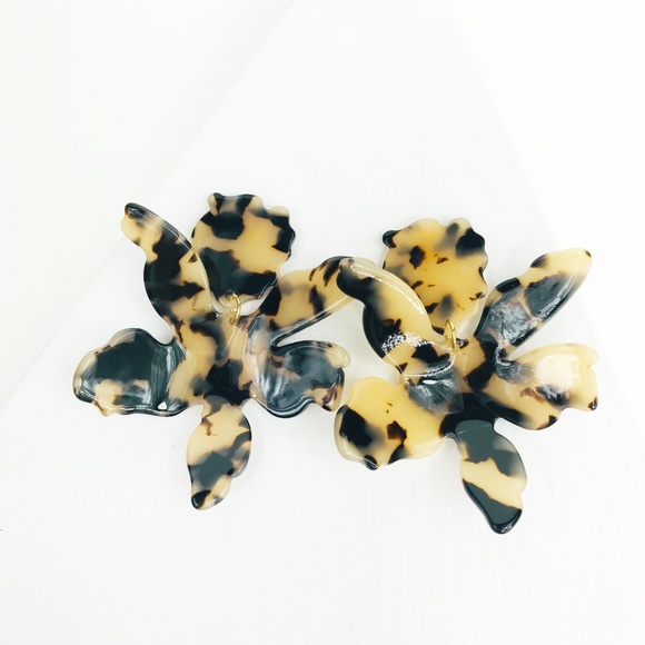 RESTOCKED Paper Lily Earrings in Blond Tortoise - Picture 6 of 8